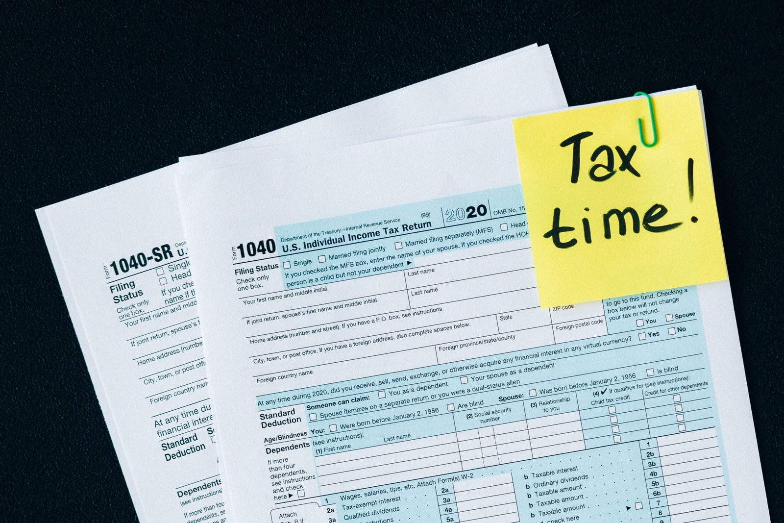 Contribuyente adulto mayor revisando el formulario de impuestos IRS Form 1040-SR